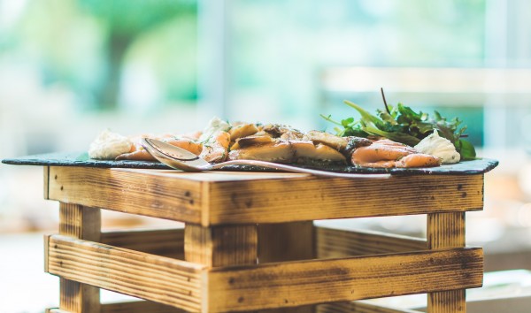 ए लड़के! अल्लाह का नाम लो (यानी बिस्मिल्ला पढ़ो) और अपने दाहिने हाथ से खाओ।